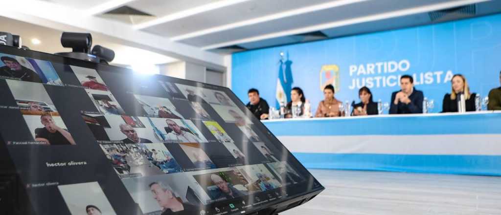 M&aacute;s de 250 intendentes organizaron la caravana para acompa&ntilde;ar a CFK a entregarse