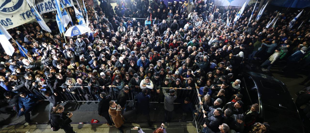 Desalojaron a los militantes que acampaban en la puerta del departamento de CFK