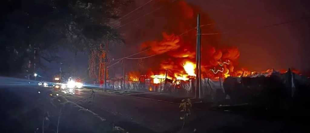 Video: una papelera ardió más de 10 horas en Melchor Romero