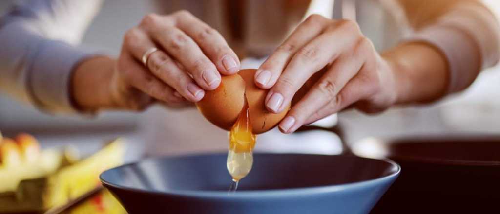 &iquest;Es peligroso romper el huevo cerca de la sart&eacute;n?