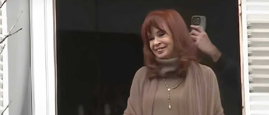 Video: desde el balcón, CFK cantó con la militancia "Vamos a volver"