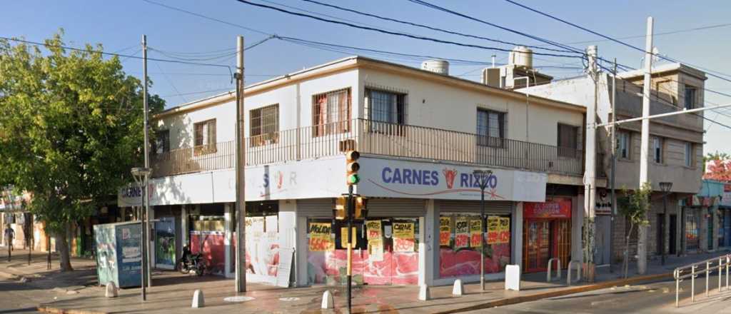 Intentó colarse en la carnicería, apuñaló a un hombre y lo golpearon