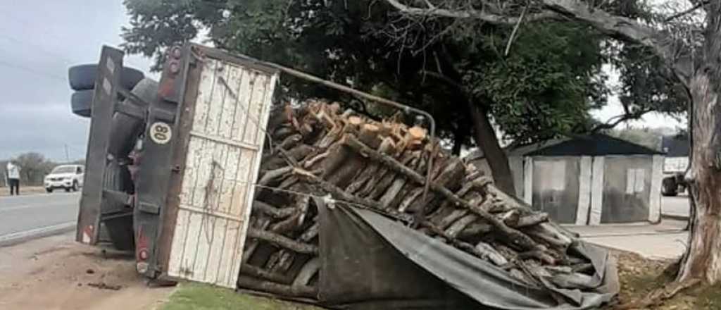Un camionero mendocino volcó en La Rioja