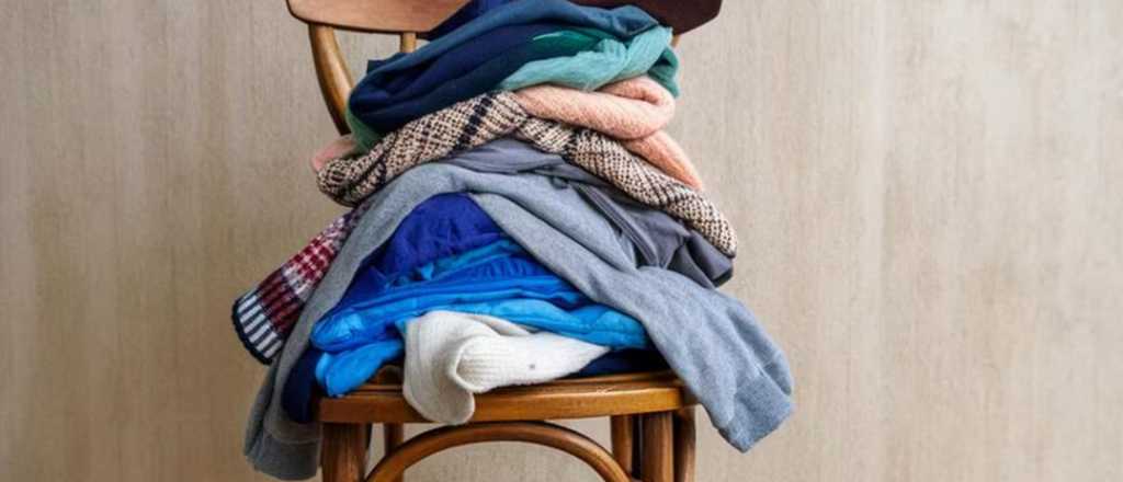 ¿Qué significa para la psicología acumular mucha ropa en una silla?