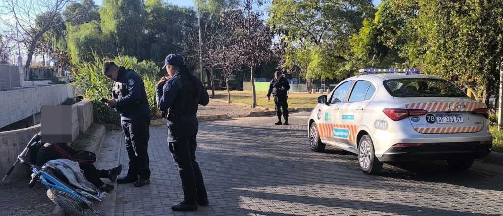 Un chico de 15 a&ntilde;os le rob&oacute; a otro de 17 en Ciudad y lo tir&oacute; a un zanj&oacute;n