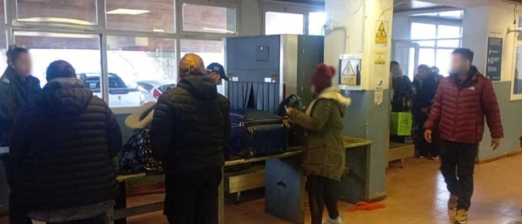 Quedaron varados por la nieve y abrieron Pino Hachado para rescatarlos