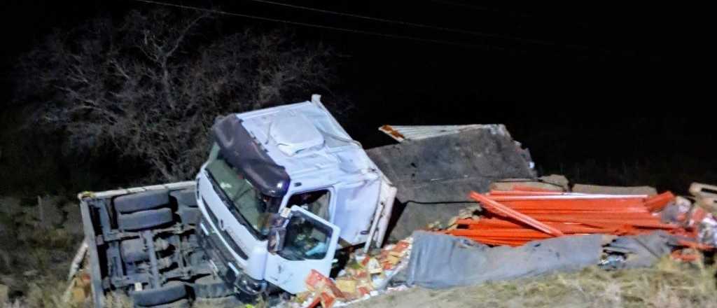 Impresionante vuelco de un camionero en General Alvear