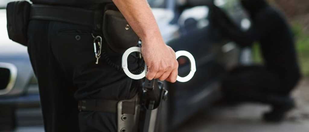 Suspenden por 3 d&iacute;as a un polic&iacute;a por extraviar un juego de esposas