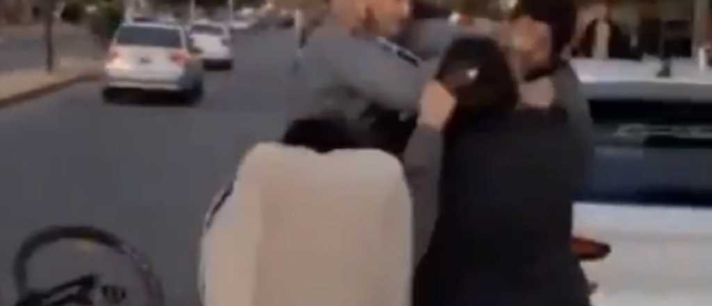 Video: bestial pelea por una mala maniobra de tránsito
