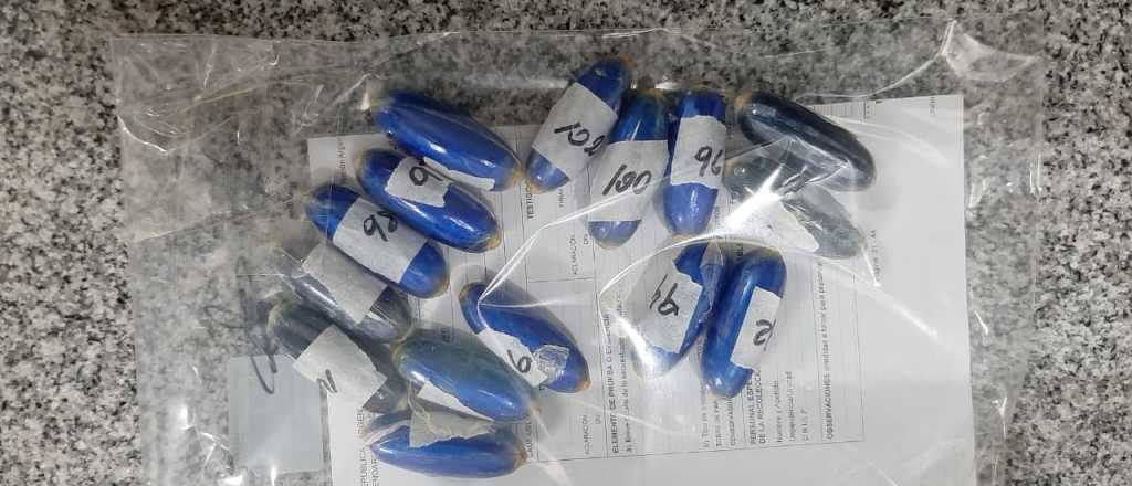 Detuvieron a una mujer "mula" que hab&iacute;a tragado 106 c&aacute;psulas de coca&iacute;na