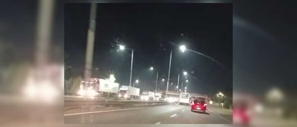 Video: la interminable fila de camiones en la ruta tras la reapertura del Paso