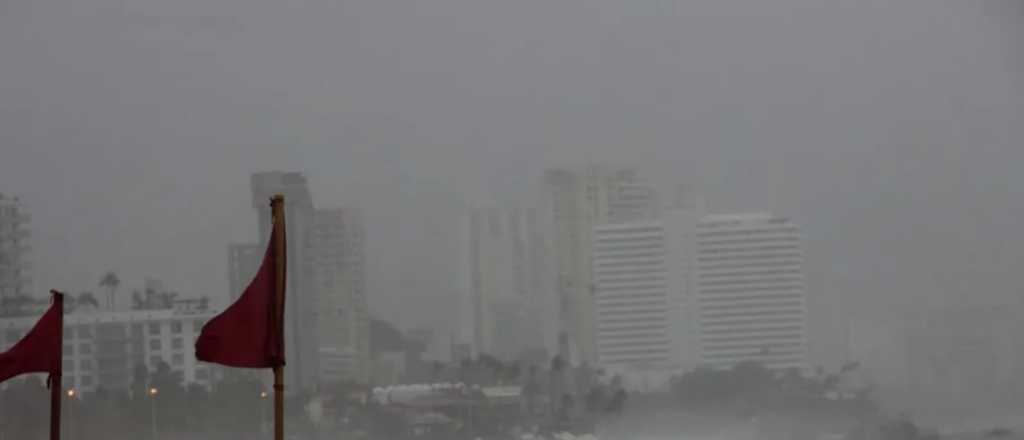 El huracán Erick es de categoría 4 y golpea las costas de México