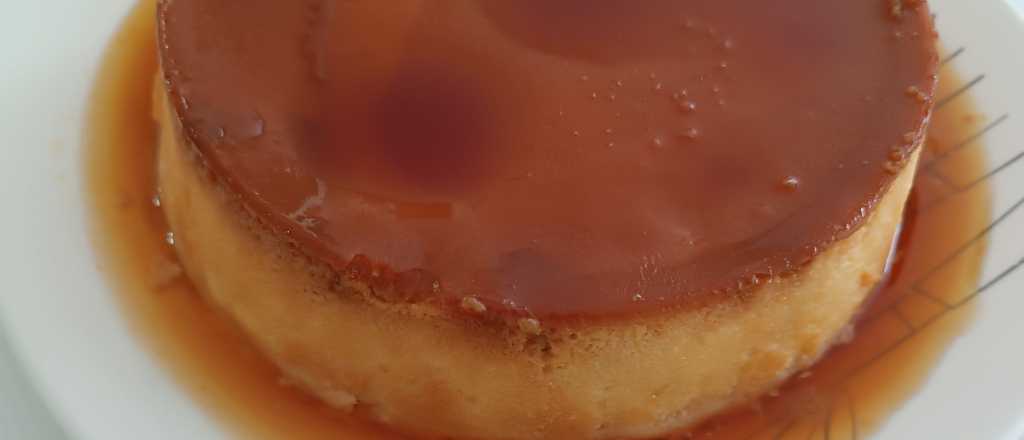 Cómo preparar un suave quesillo de coco