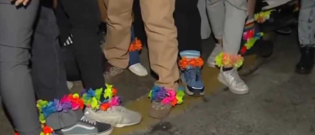 Las "tobilleras del amor" que us&oacute; un grupo de mujeres en apoyo a CFK