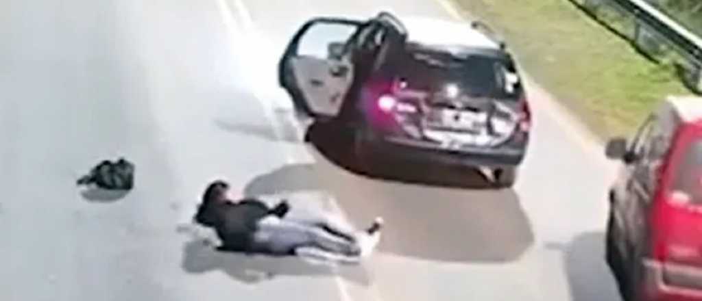 Video: una joven se arrojó de un Uber cuando el chofer cambió el recorrido