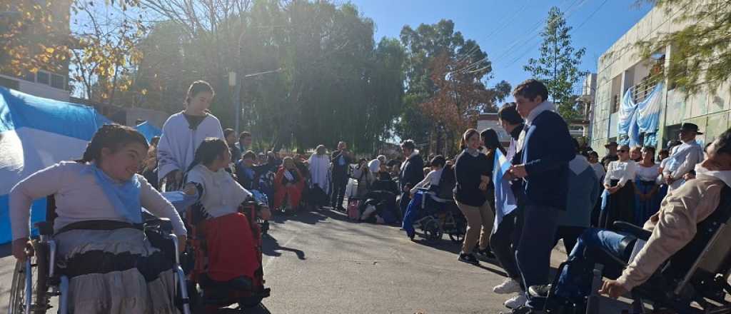 Godoy Cruz conmemor&oacute; el D&iacute;a a la Bandera con la pe&ntilde;a "&iexcl;Viva la Patria!"