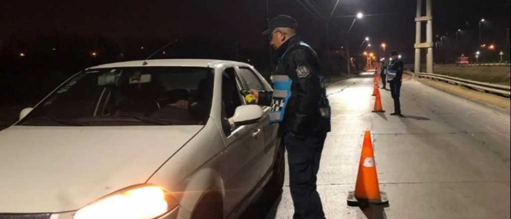 Lo detuvieron por manejar borracho y sus amigos se pelearon con la Polic&iacute;a