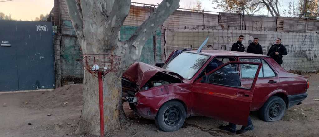 Rob&oacute; un auto, atropell&oacute; a un ciclista y choc&oacute; contra un &aacute;rbol en Las Heras