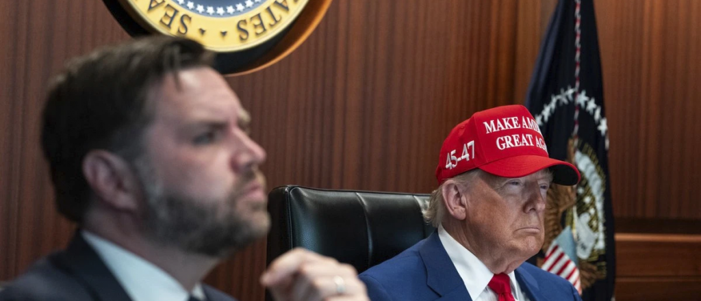 Con gorra y mirada fija: as&iacute; sigui&oacute; Trump el ataque a Ir&aacute;n