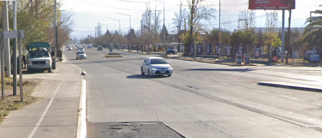 Borracho dormía en su auto, lo despertaron y casi atropella a los policías