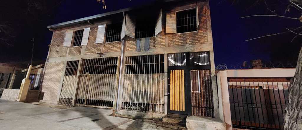 Dramático incendio en Godoy Cruz: se salvó toda una familia