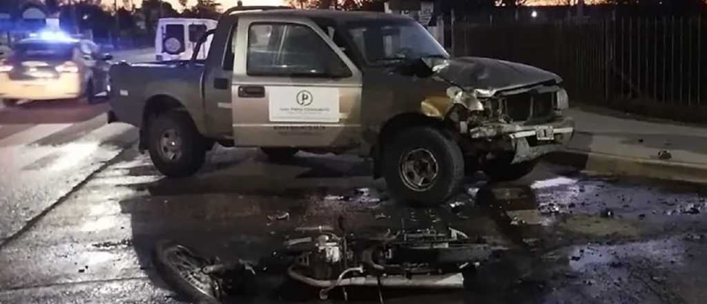 Video: un motociclista choc&oacute; contra camioneta, se prendi&oacute; fuego y muri&oacute;