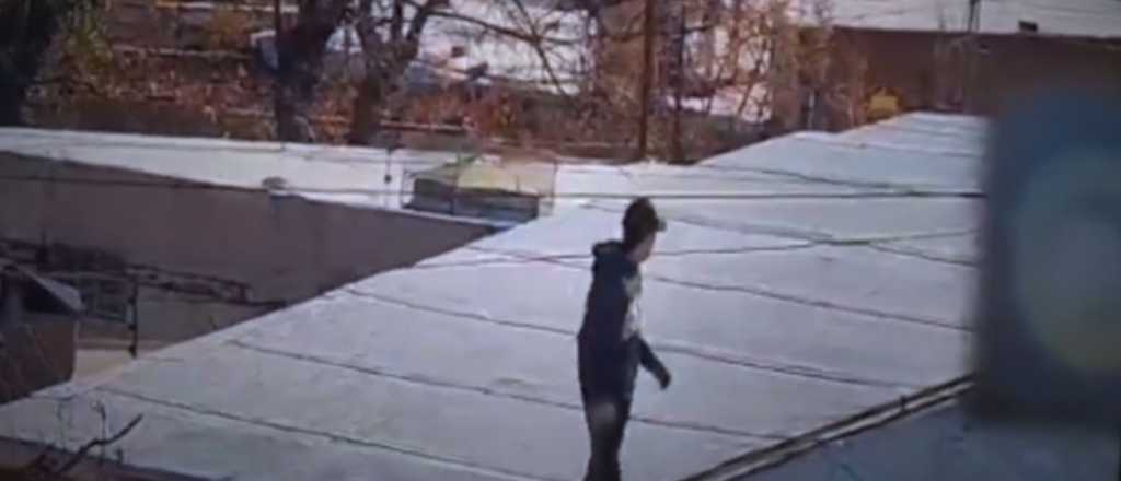 Videos: caminaba por los techos en Maipú y antes de huir lo detuvieron