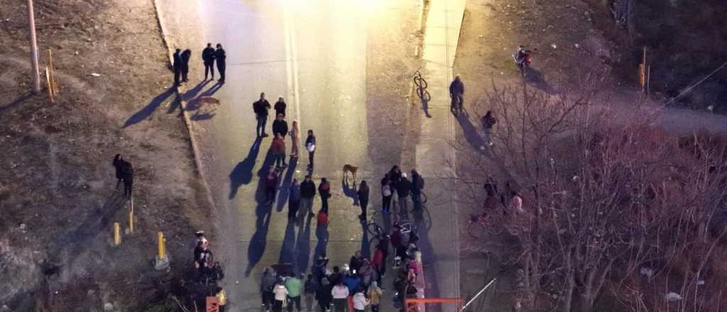 Quema de casas y guerra entre familias en la Isla del Río Diamante