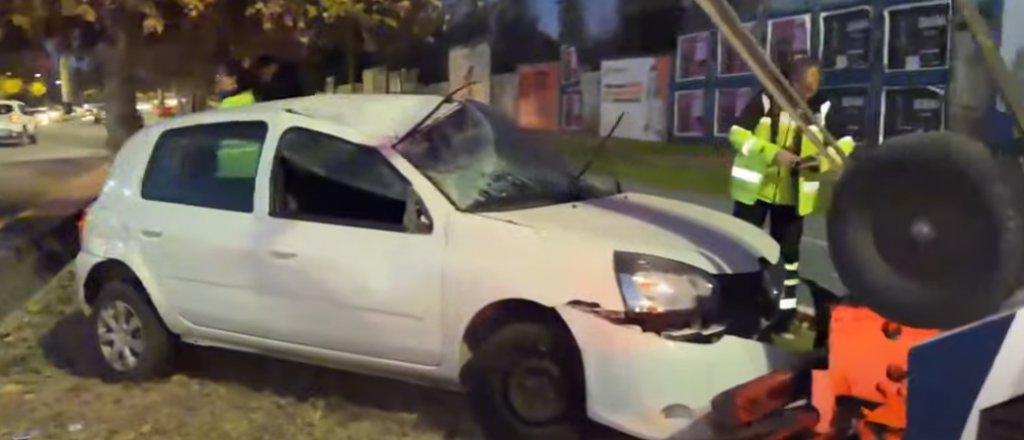 Una mujer perdió el control y volcó en un Clio en el Corredor del Oeste