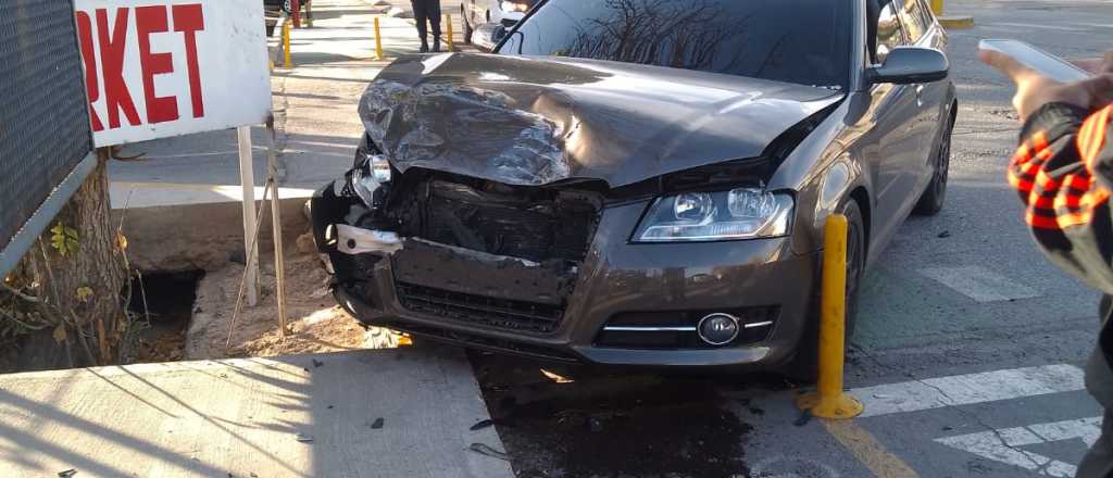 Fuerte choque entre un Audi y un Falcon en Las Heras