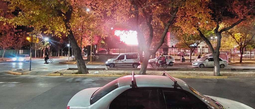 Vecinos incómodos por la pantalla led de un hipermercado en Ciudad