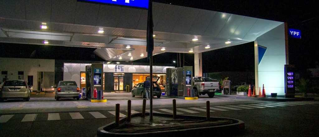 Desde este jueves, cargar nafta de madrugada es un 5% m&aacute;s barato