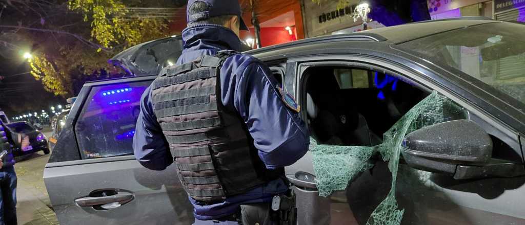 Video: rompieron y "desvalijaron" un auto chileno en pleno centro mendocino