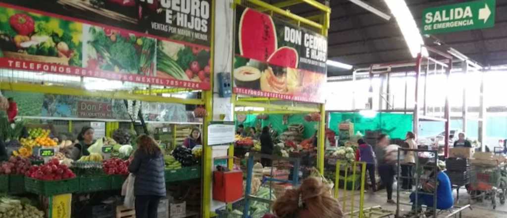 "A la papa se la meten en el orto": la brutal y certera explicación de un feriante