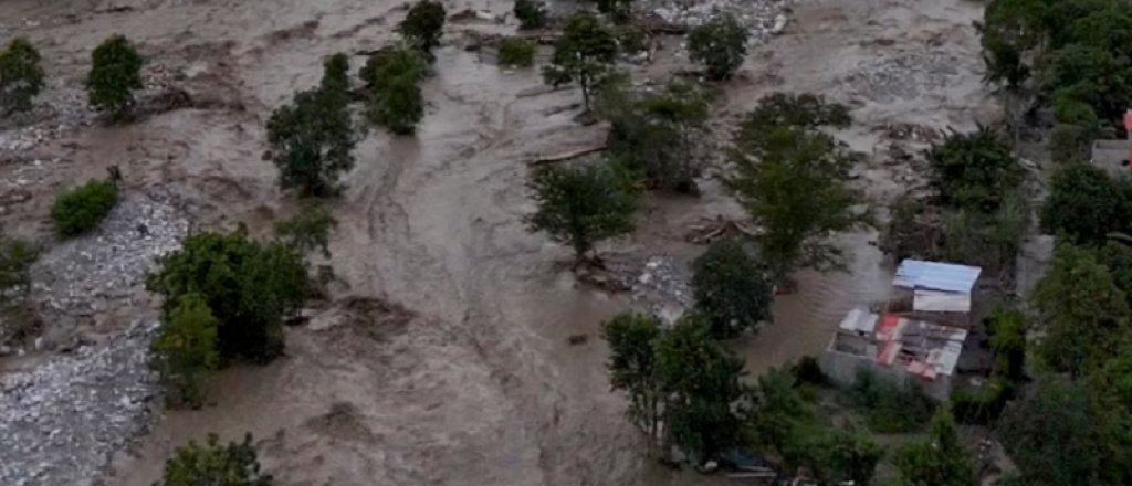 Más de 8.000 familias aisladas por deslaves en Venezuela