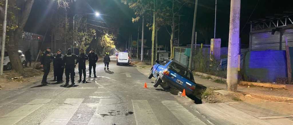 Manejaba ebrio, cayó a una acequia y le encontraron un arma
