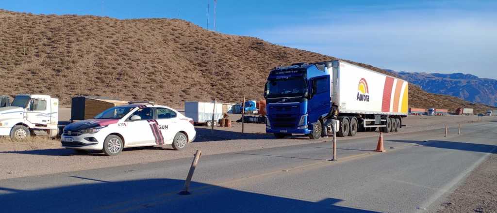 Video: la peligrosa maniobra de un camionero brasile&ntilde;o en la ruta a Chile