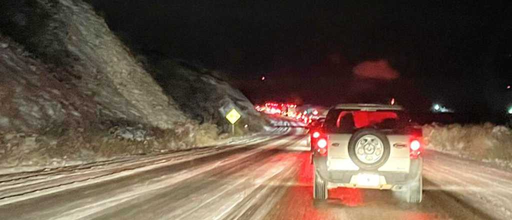 Vuelta de la montaña con demoras por hielo en la ruta