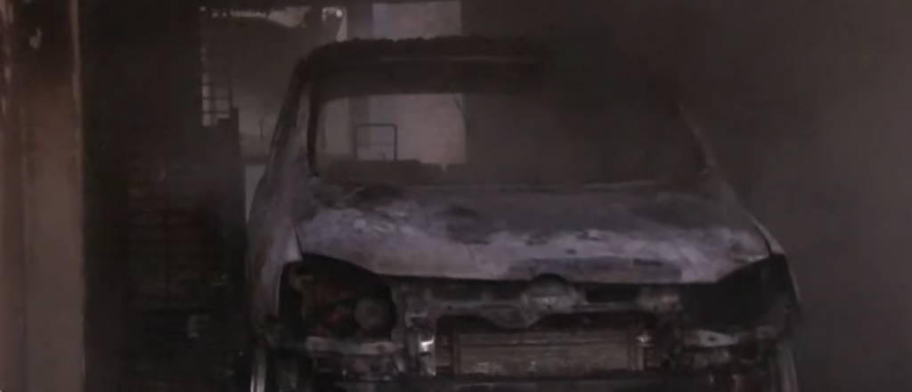 Estaba por salir a trabajar y le explotó el auto en Godoy Cruz