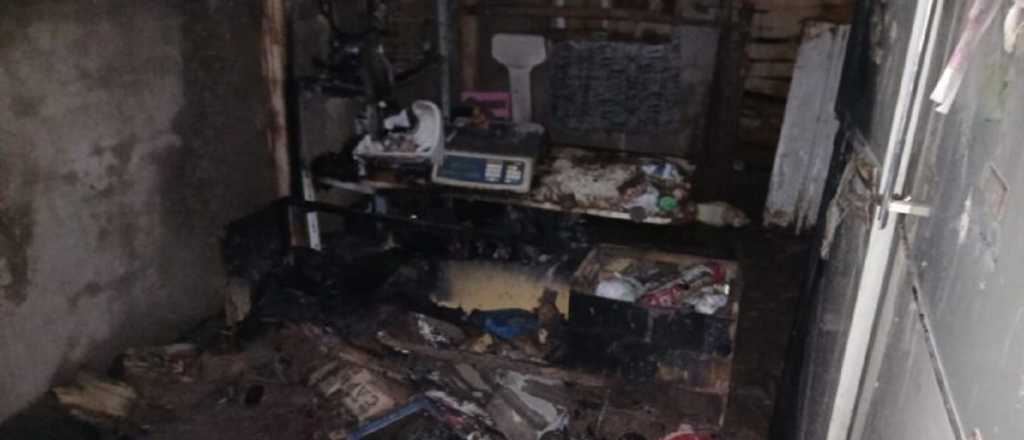 Un incendio destruy&oacute; un almac&eacute;n de San Mart&iacute;n