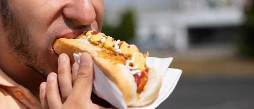 Robaron una billetera en Guaymallén y los arrestaron comiendo panchos