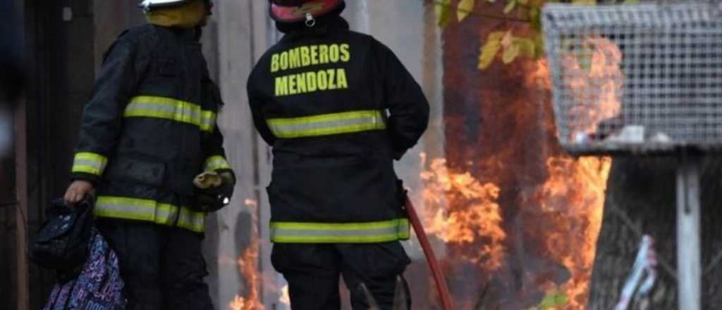 Las Heras: se incendió una casa abandonada y el fuego llegó a otra vivienda