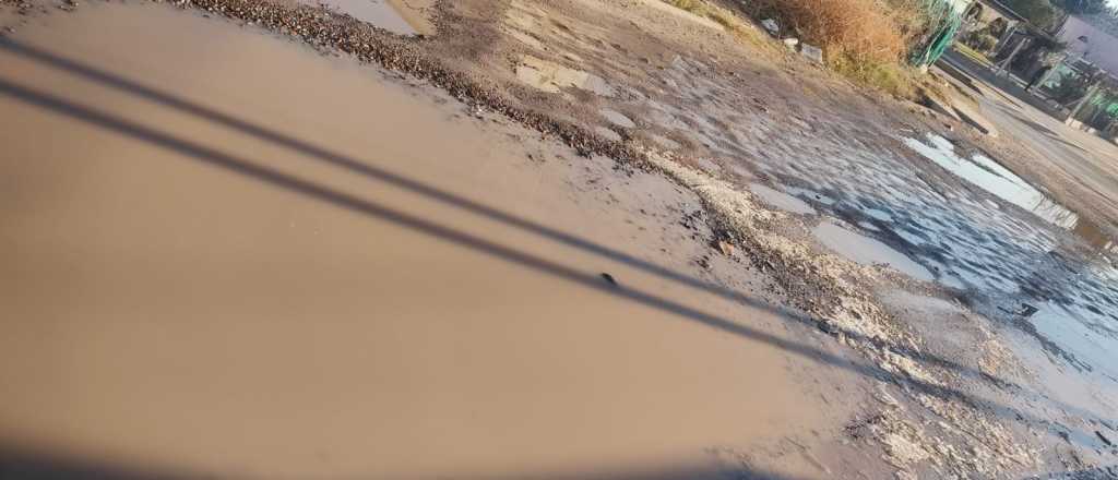 Reclamo por una "laguna" que no se seca en Guaymall&eacute;n