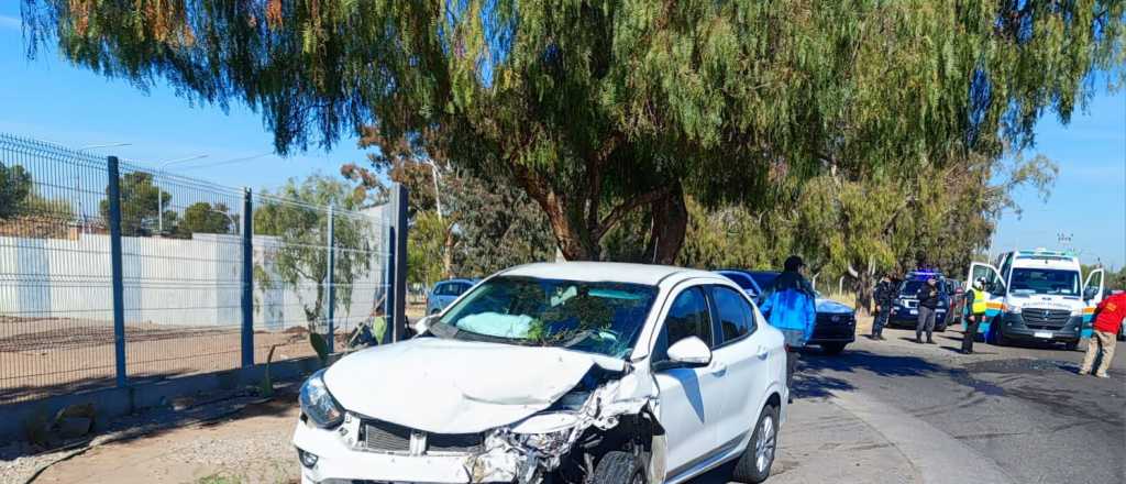 Dos autos chocaron en la UNCuyo y una persona tuvo que ser rescatada