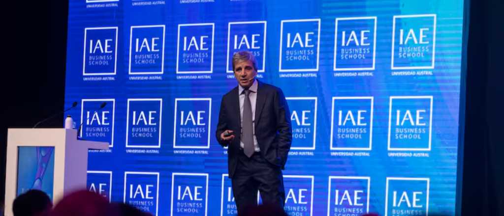 ¿Por qué el dólar no está a $900?: la explicación inesperada de Caputo