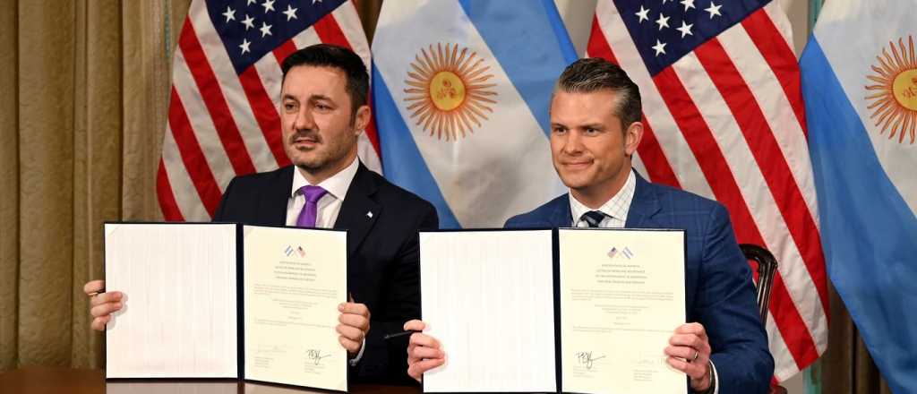 Petri firmó un acuerdo para incorporar vehículos blindados Stryker al Ejército