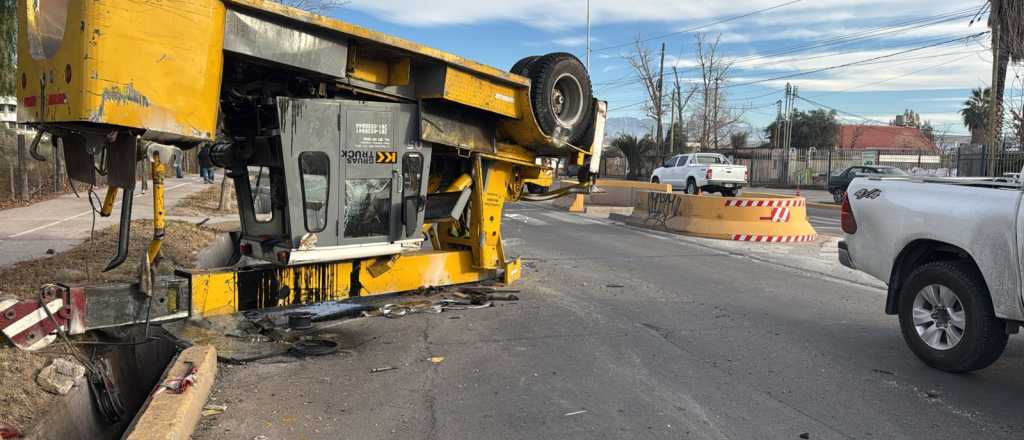 Se dio vuelta una grúa de 13.000 kg en el carril Rodríguez Peña