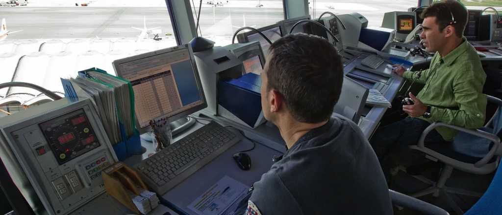 Controladores aéreos anunciaron paro en días clave de las vacaciones