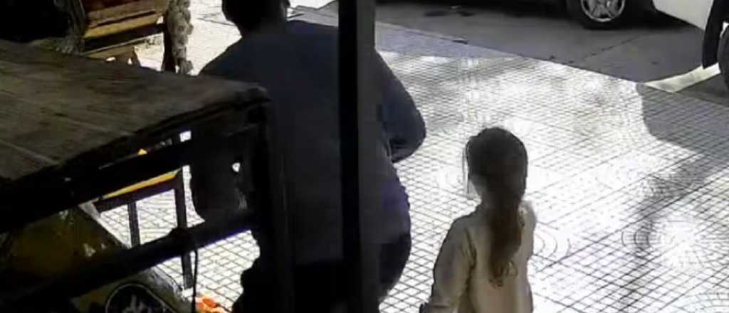 Video: compraba verduras en la Sexta Sección y le robaron el auto