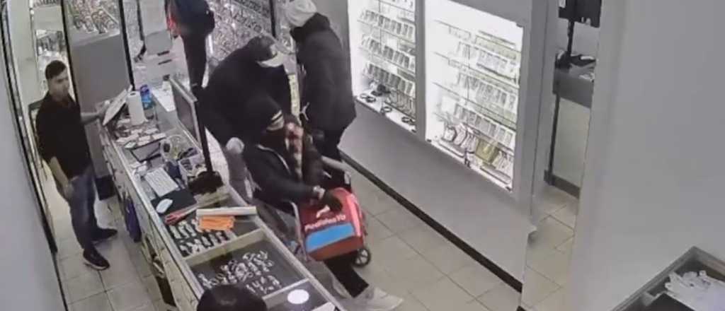 Video: un ladrón en silla de ruedas y sus cómplices asaltaron una joyería